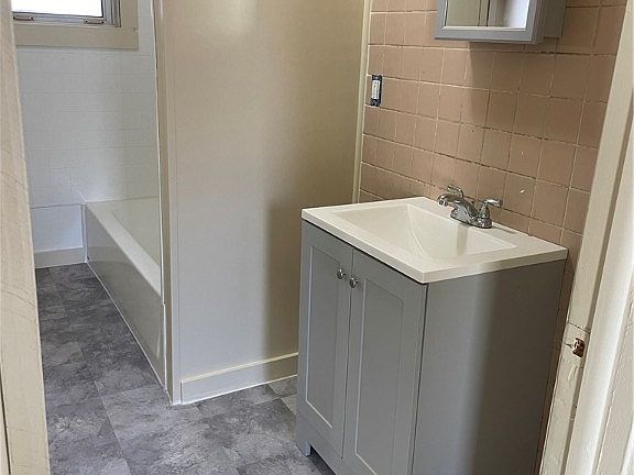 4th image of 211 Elizabeth St #13
