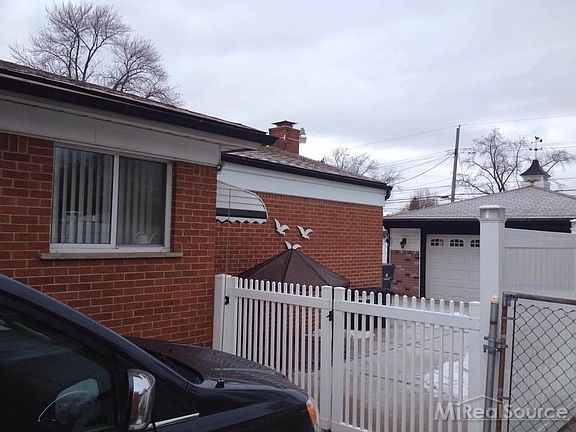 4th image of 23119 Glenbrook St