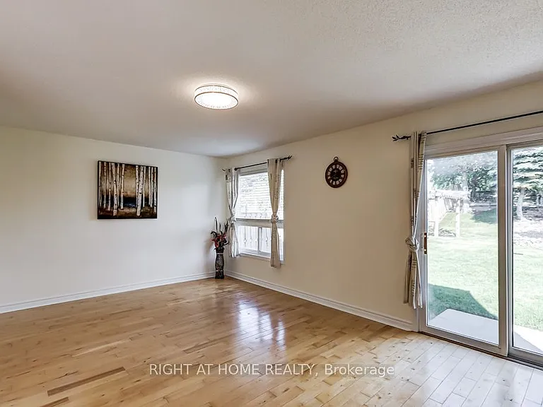 402 Lausanne Cres — Photo 12