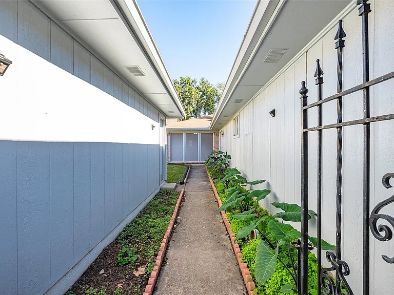 10215 Kirkwren Dr — Photo 4