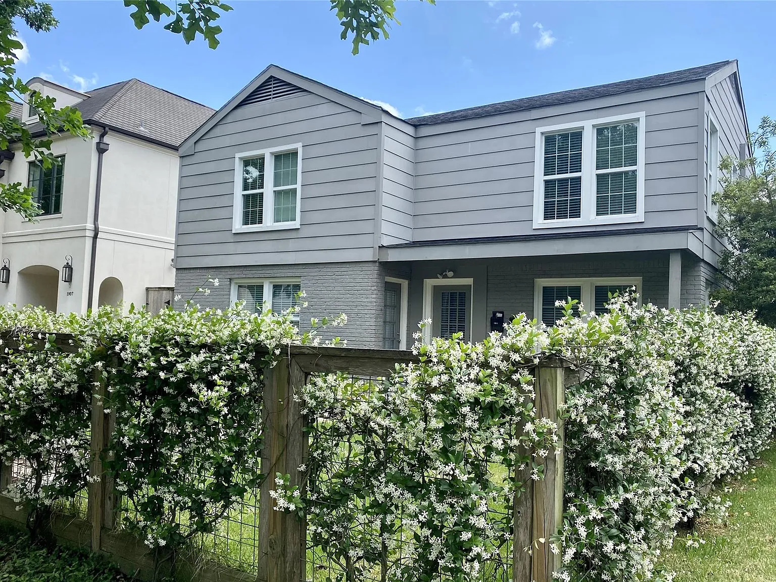 2 bed, 1.0 bath, 1406 sqft, $2,700 — Photo 1