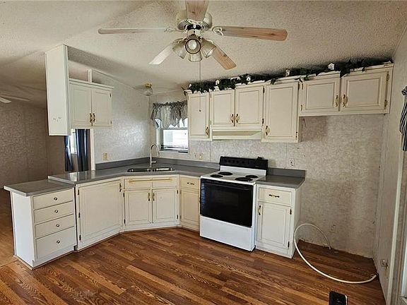 4th image of 2408 Meadowlark St