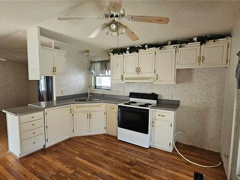 2408 Meadowlark St — Photo 9