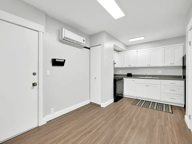 Jefferson Avenue Apartments — Photo 35