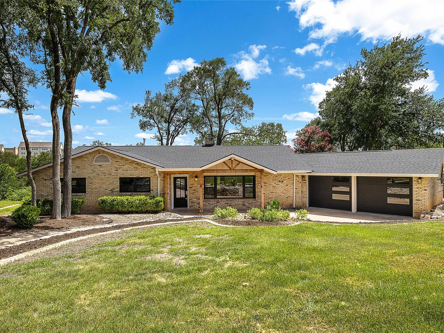3 bed, 2.5 bath, 2407 sqft, $3,000 — Photo 2