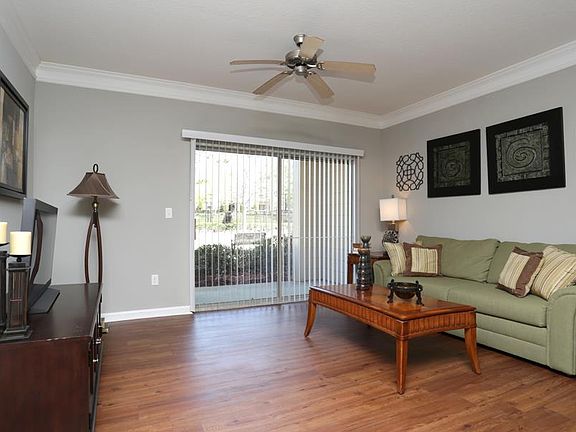 Interior_renovatedlivingroom_4