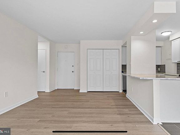 2nd image of 2101 Chestnut St #416