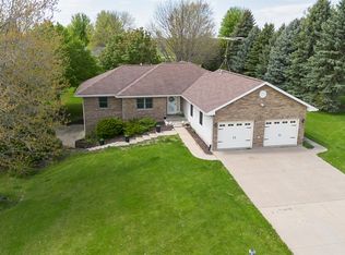 10699 Blue Jay Dr, Peosta, IA 52068