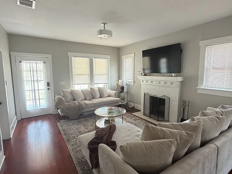 1010 Elmwood St — Photo 3