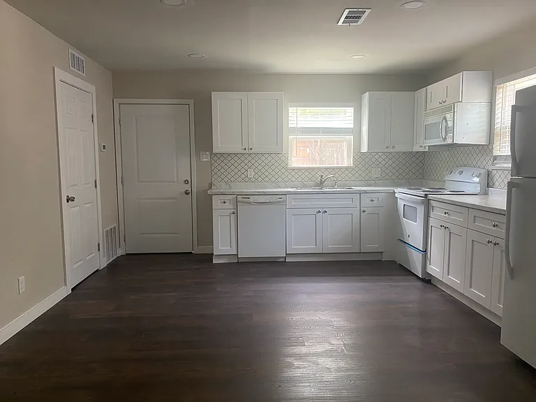 212 Washington St #B — Photo 17