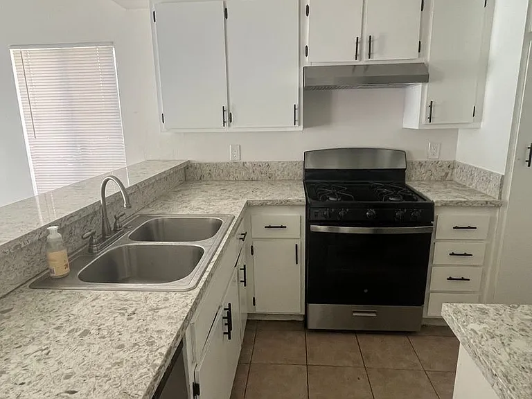555 Azusa Ave #15 — Photo 3
