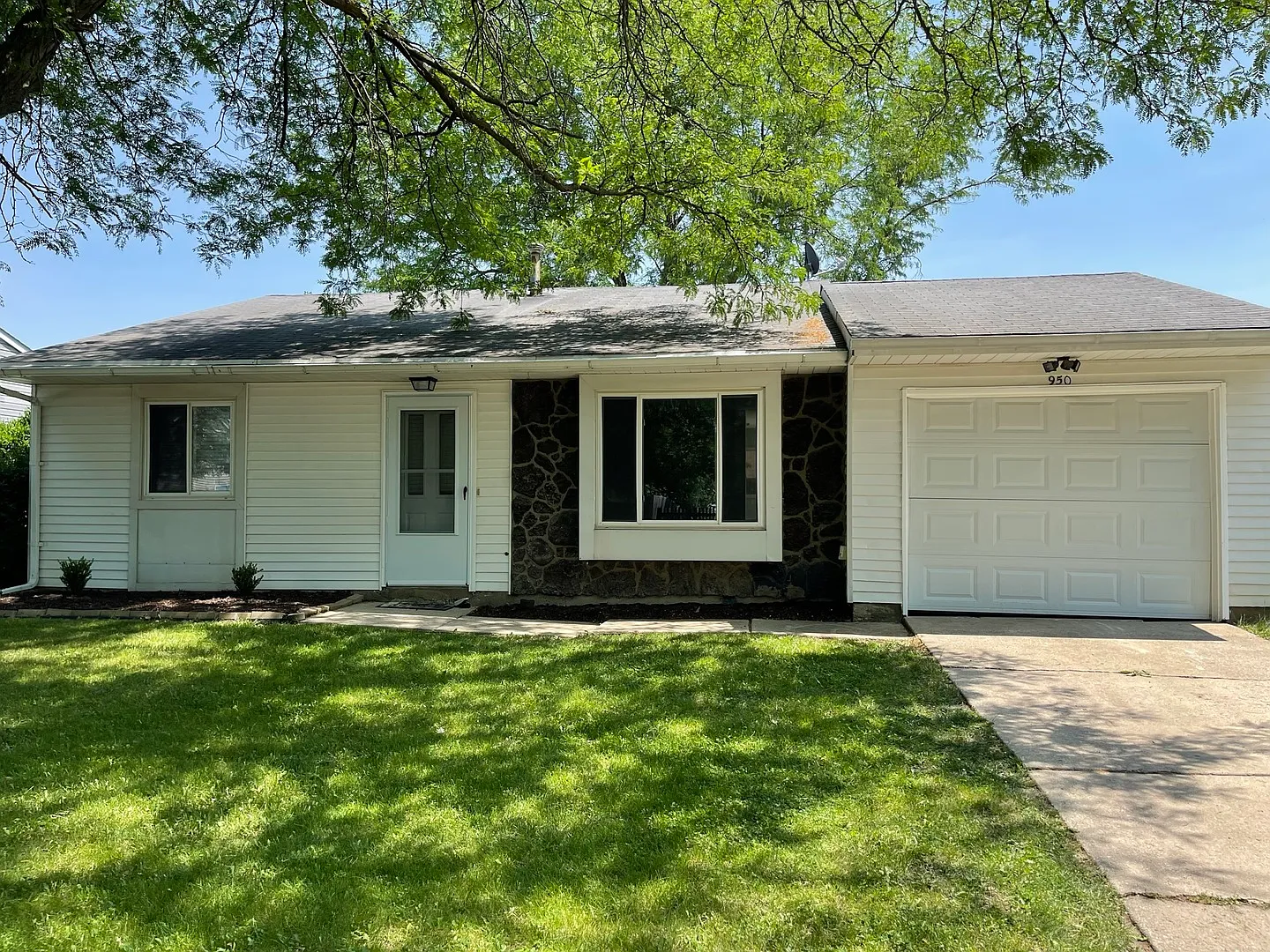 950 Surrey Ct photo 1