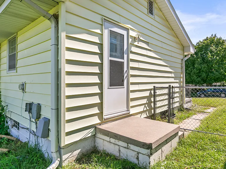 11214 Leavenworth St — Photo 26