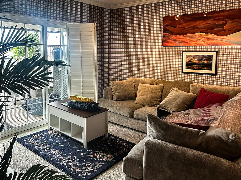 Entertainment room and/or office, wet bar, desk, big screen tv and magnificent view!