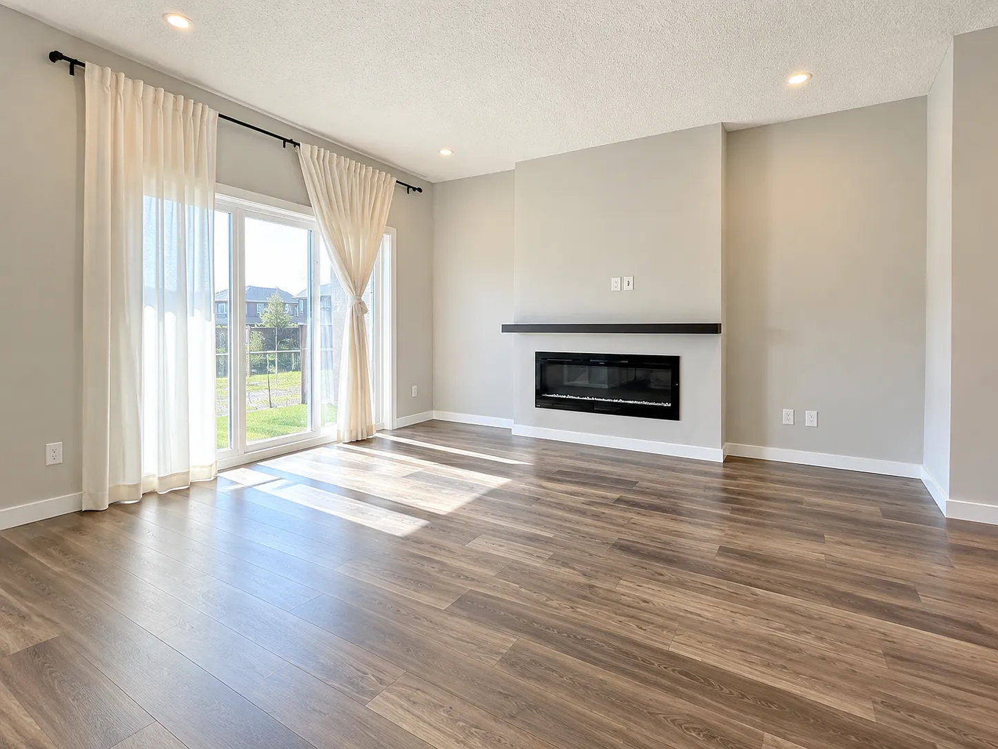 Semi 3 Bedroom Single-Family Home in Charlesworth | Pet Friendly | Single Garage — Photo 2