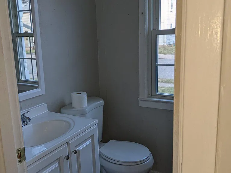 54-56 Seaman Cir #56 — Photo 2
