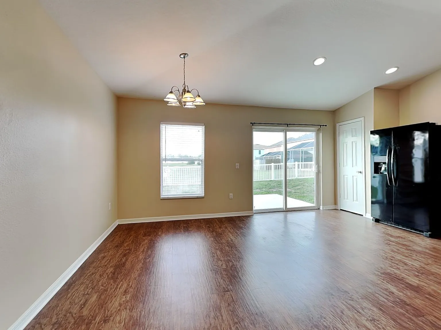 3 bed, 2.0 bath, 1716 sqft, $2,055 — Photo 4