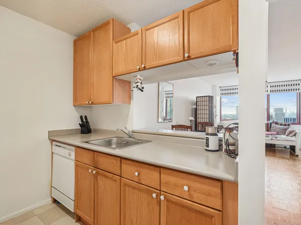 4-74 48th Avenue 38H image 3 of 18