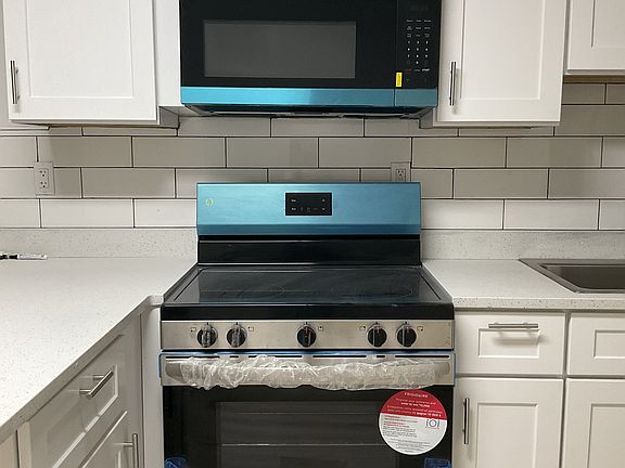 Kitchen appliance - stove/microwave