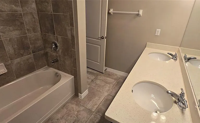 7564 Bishop Square Dr — Photo 10