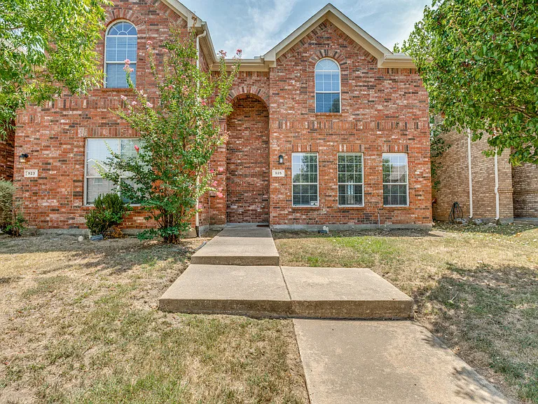 925 Jamie Dr — Photo 1