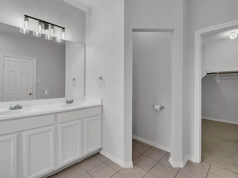 712 Riverhead Dr — Photo 24
