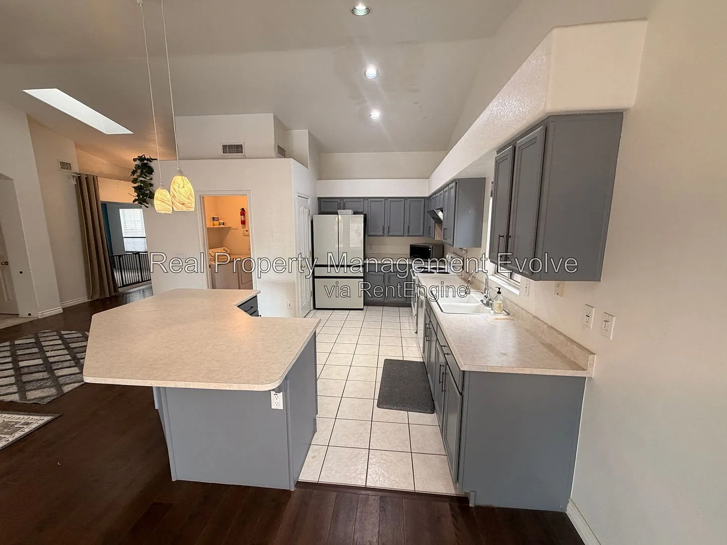 3 bed, 2.0 bath, 1465 sqft, $2,395 — Photo 3