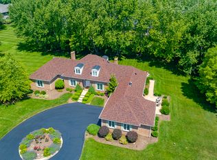 2 S Highview Cir, Hawthorn Woods, IL 60047