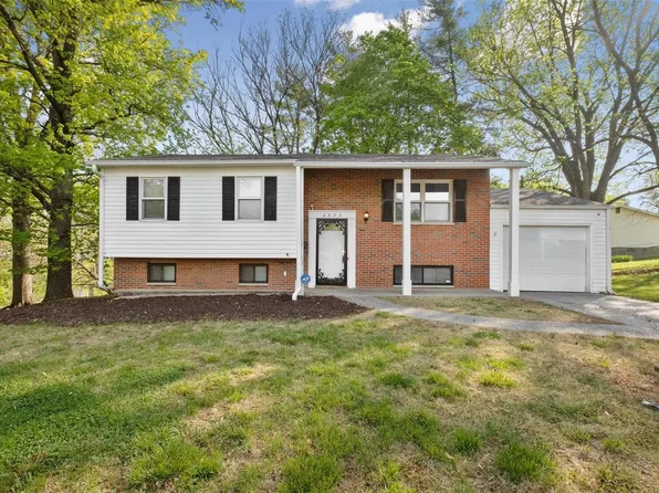 8923 Sumter Dr, Saint Louis, MO 63136
