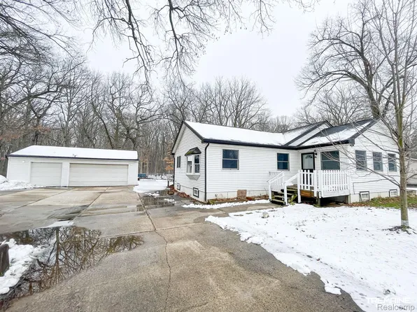 5928 Pickbourne St, Commerce Township, MI 48382