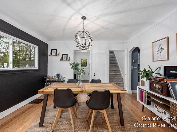 5th image of 838 Oaklawn St NE