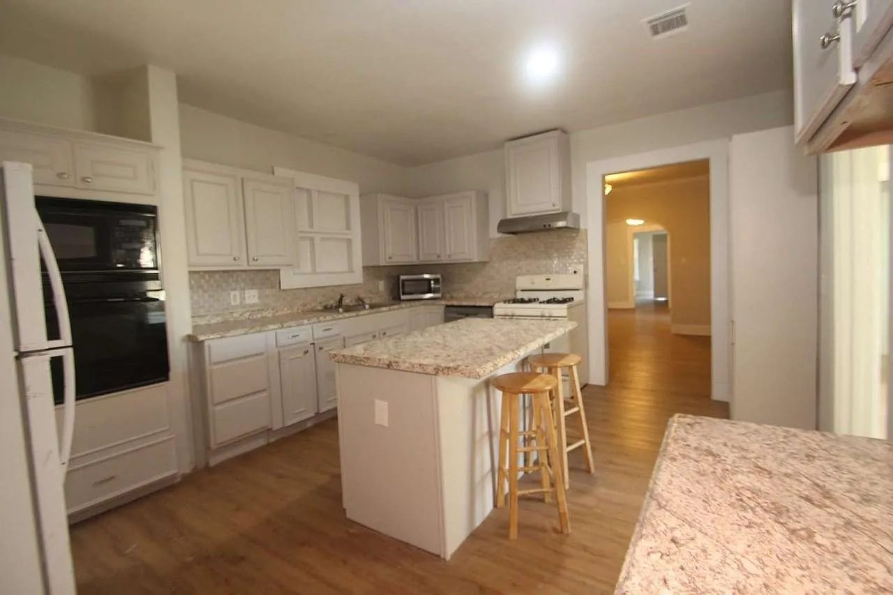 6 bed, 3.0 bath, 2660 sqft, $2,795 — Photo 4