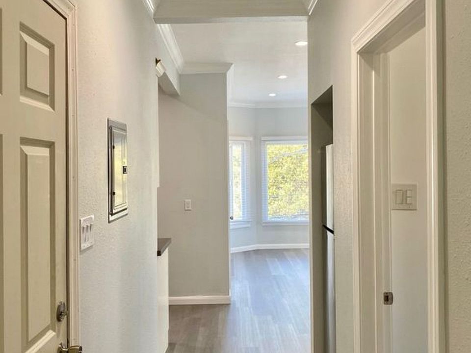 ENTRYWAY - HALLWAY