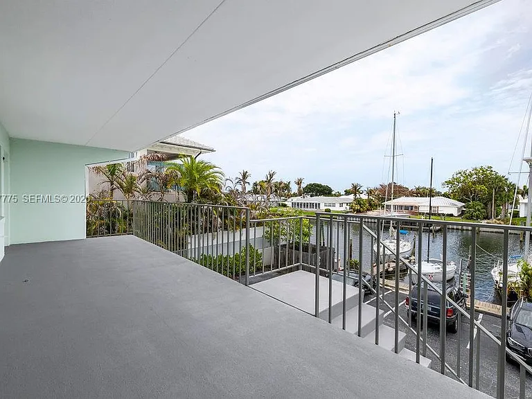 23 Royal Palm Point #B — Photo 9