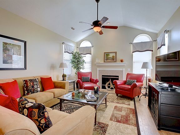 4th image of 2690D Canterbury Cir
