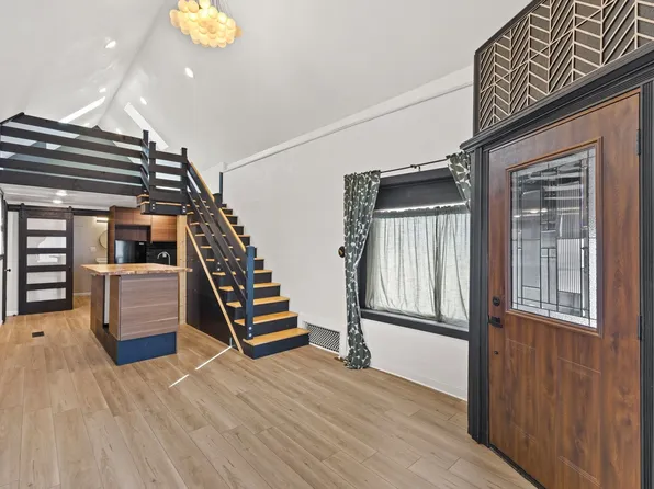 2401 S Kinnickinnic Ave, Milwaukee, WI 53207