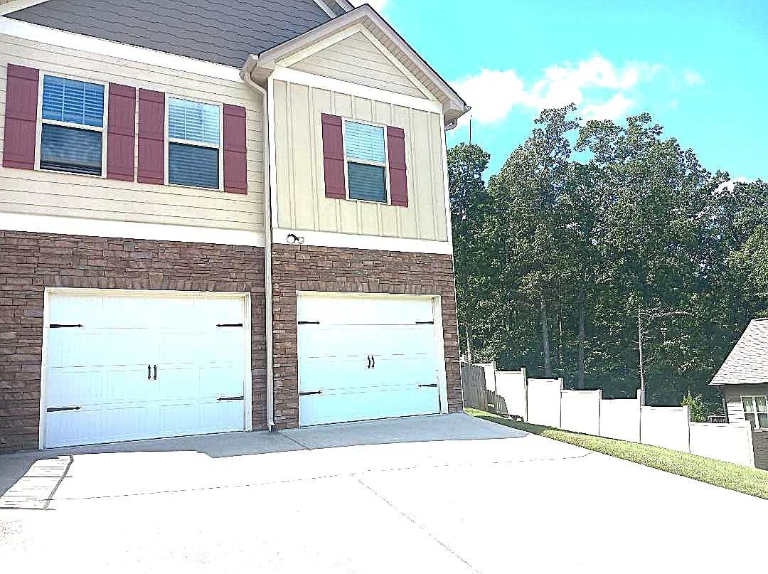 4 bed, 3000 sqft, $2,500 — Photo 3