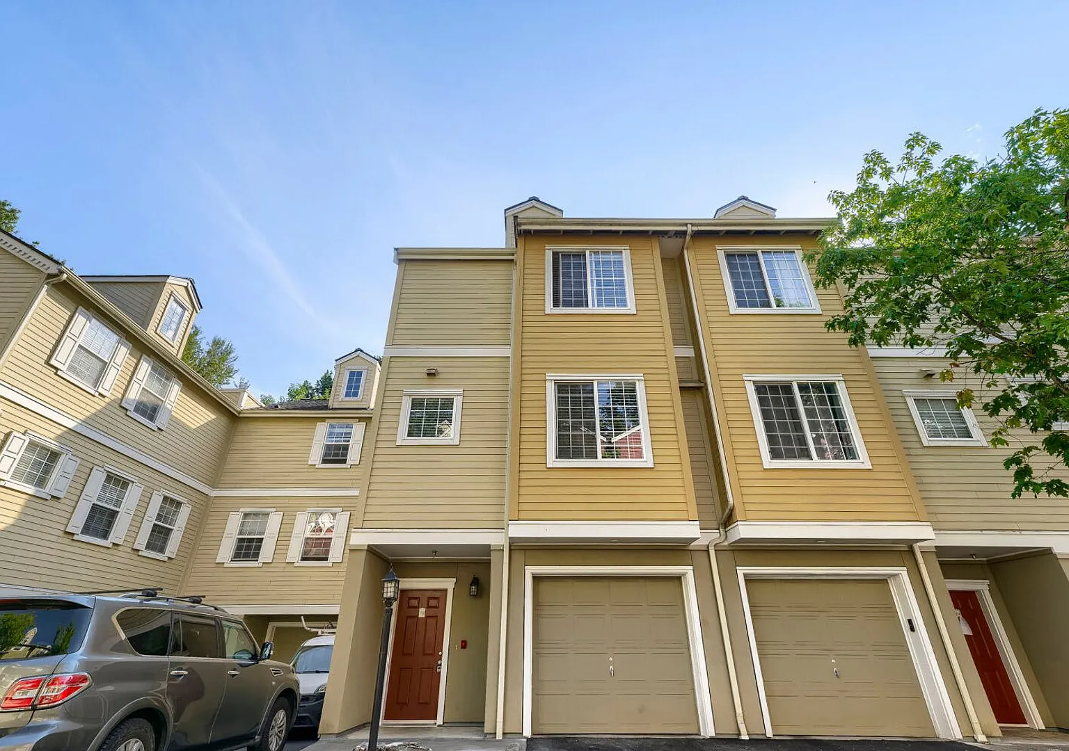 3Bd/2.5Ba Renton Townhome — Photo 1