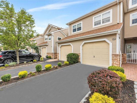 92 Carriage Ln #92, Plainview, NY 11803