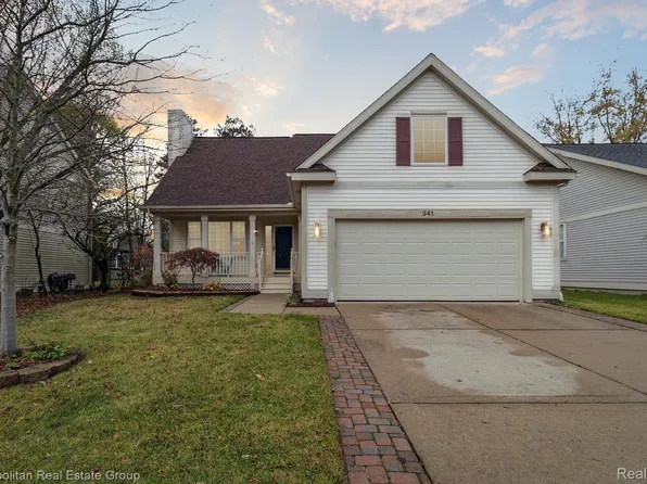 341 Lake Meadow Dr, Waterford, MI 48327
