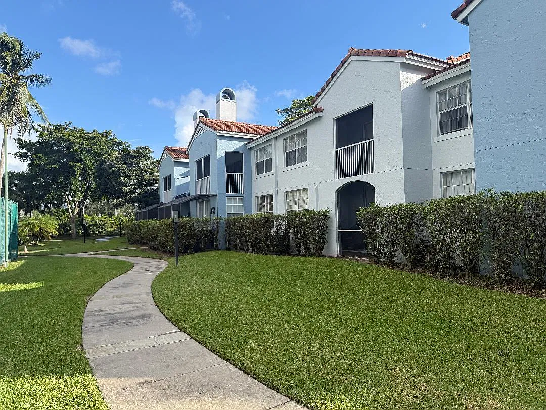 3 bed, 2.0 bath, 1296 sqft, $3,000 — Photo 2