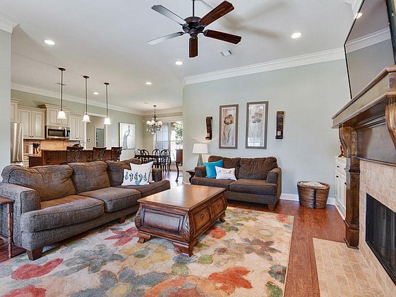 4th image of 302 Red Cedar Ln
