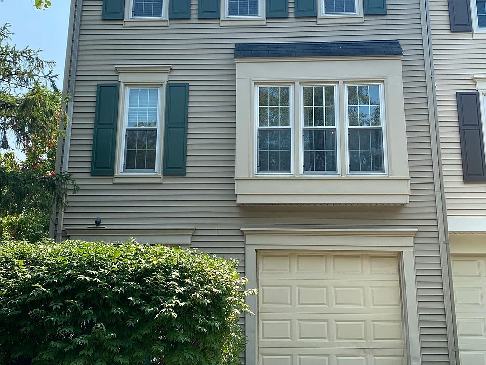 Desirable End-Unit w/Garage