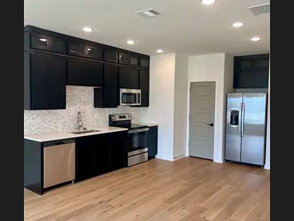 5th image of 310 W Evergreen St #114-A