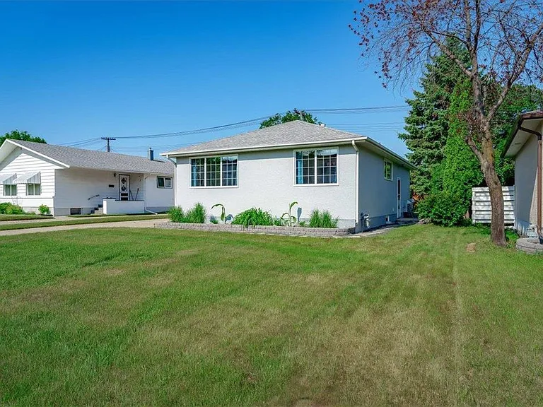 15 Lomond Blvd #15 — Photo 32