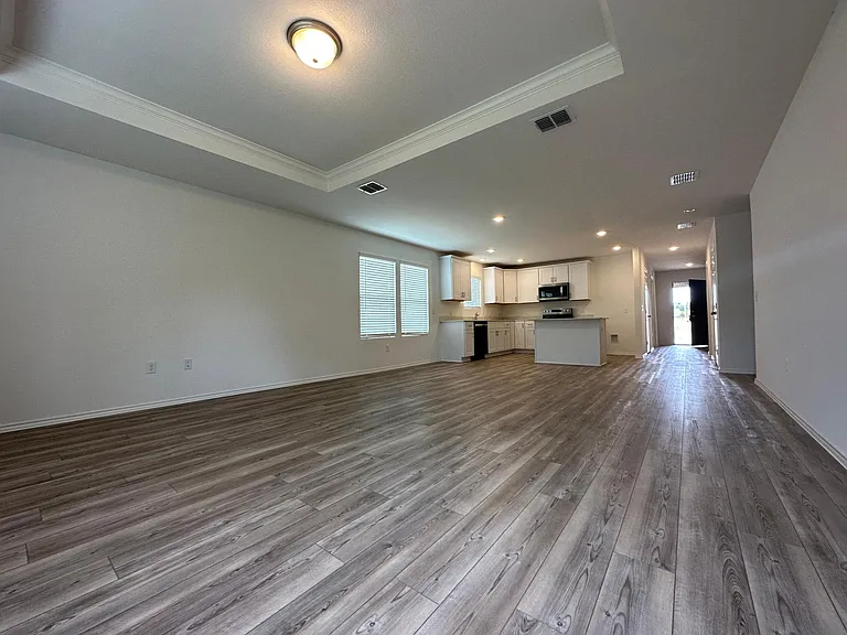 2533 Creekbend Dr — Photo 4