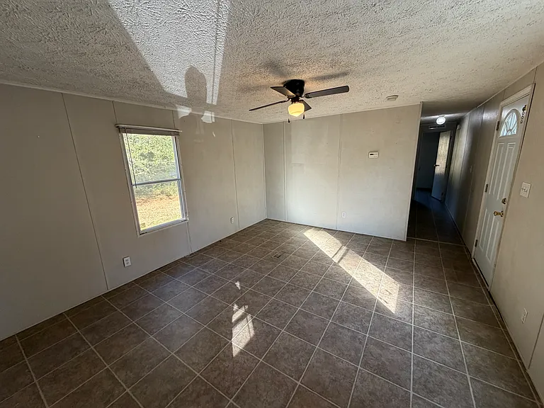 122 Carson Dr — Photo 3