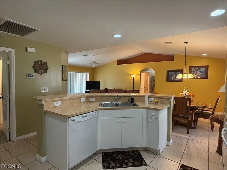 3732 NE 12th Pl — Photo 18