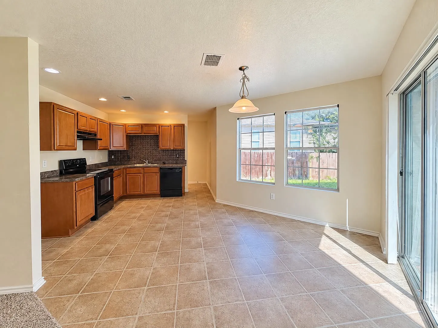 3 bed, 2.5 bath, 1872 sqft, $1,545 — Photo 3
