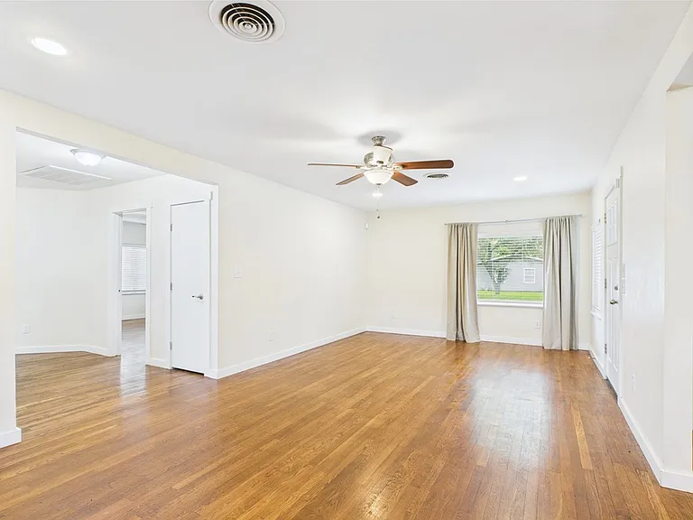 409 S Pear St — Photo 6
